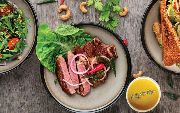 Taça colorida com legumes, grãos e ervas frescas